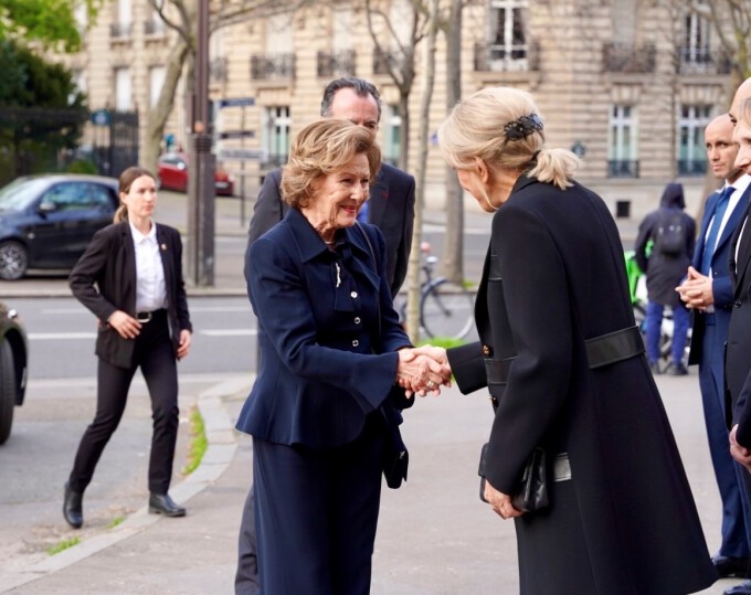 Dronningen ble tatt imot og ønsket velkommen til utstillingen utenfor museet Musée d’Art Moderne de Paris. Foto: Sara Svanemyr, Det kongelige hoff